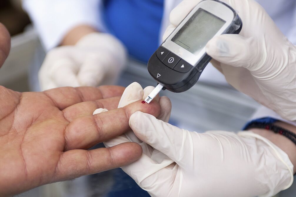 Exame de sangue para determinar a concentração de glicose plasmática em jejum para diagnosticar diabetes